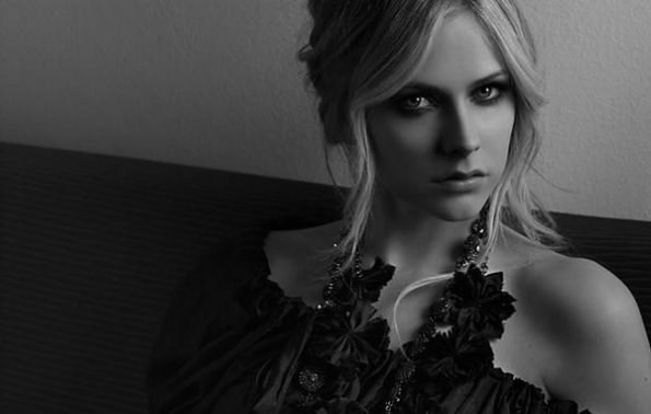 download unforgettable Avril Lavigne windows theme